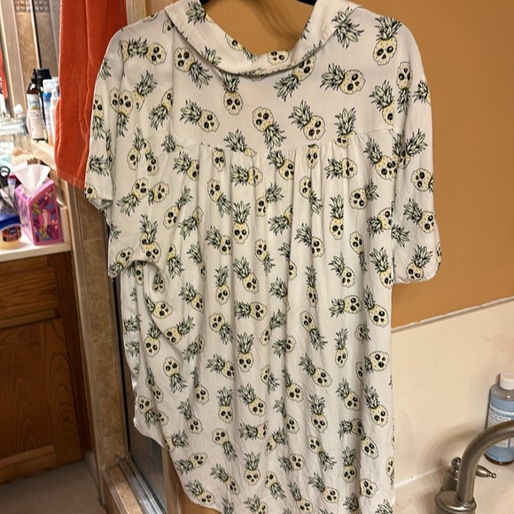 Torrid Pineapple skull Button Down Blouse Size 3 - Picture 4 of 4
